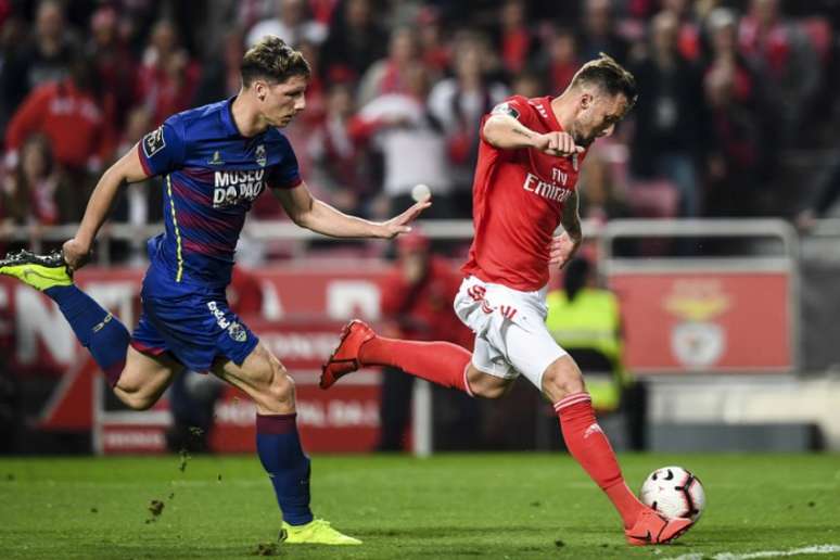 Benfica goleia o Chaves e segue a um ponto do Porto no Português (Foto: AFP)