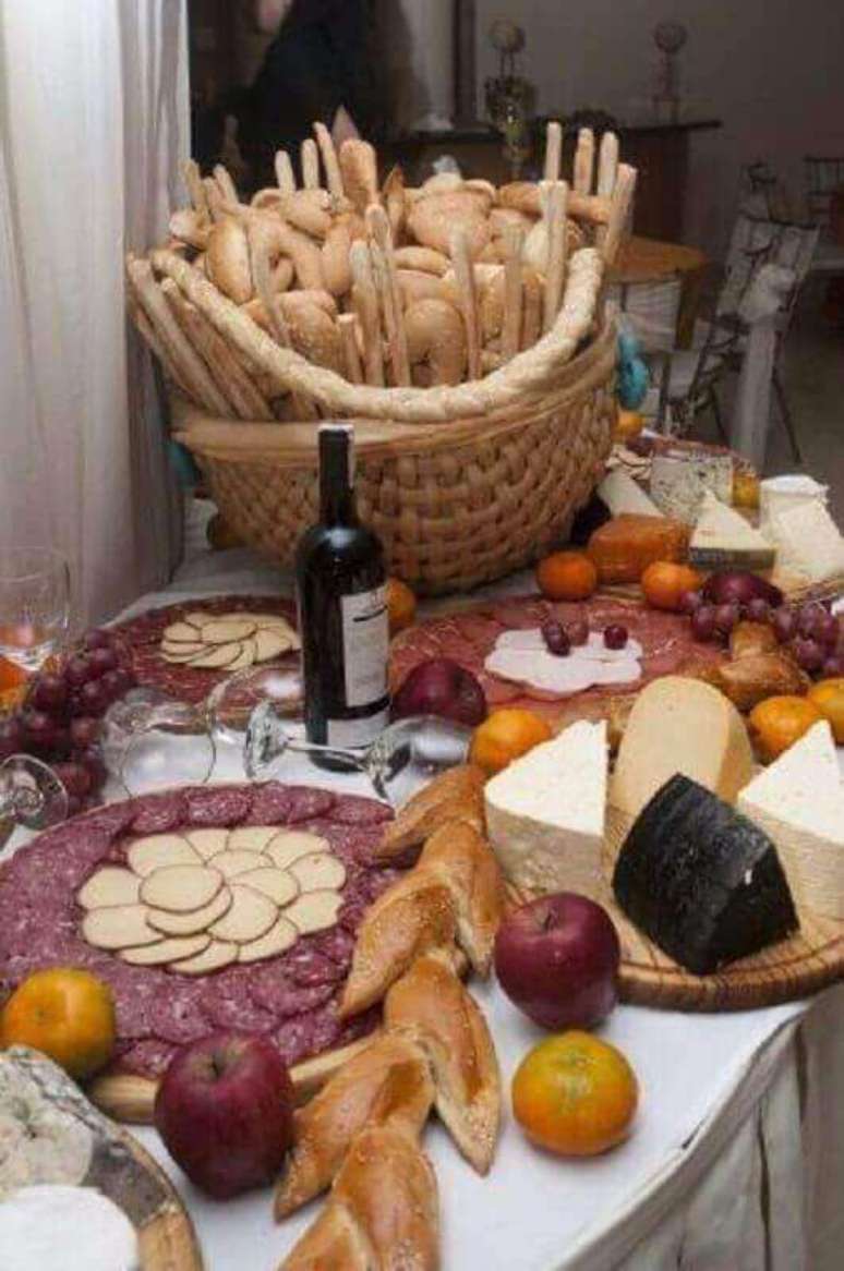 53. Decora&ccedil;&atilde;o para mesa de frios simples com grande cesta de p&atilde;es &ndash; Foto: Letter Sample