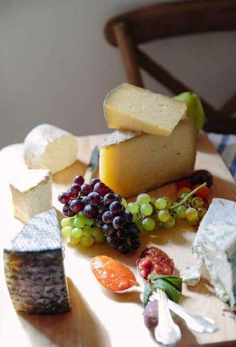 27. Na mesa de frios e frutas tamb&eacute;m pode-se utilizar geleias &ndash; Foto: Pinosy