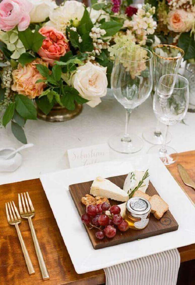 40. Utilize t&aacute;buas pequenas em mesas de frios para festa criando detalhes individuais para cada convidado &ndash; Foto: Pinterest