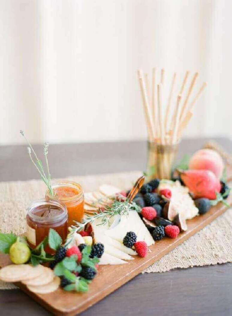 65. Decoração delicada para mesa de frios e frutas com potes de geleia – Foto: A Minha Festinha