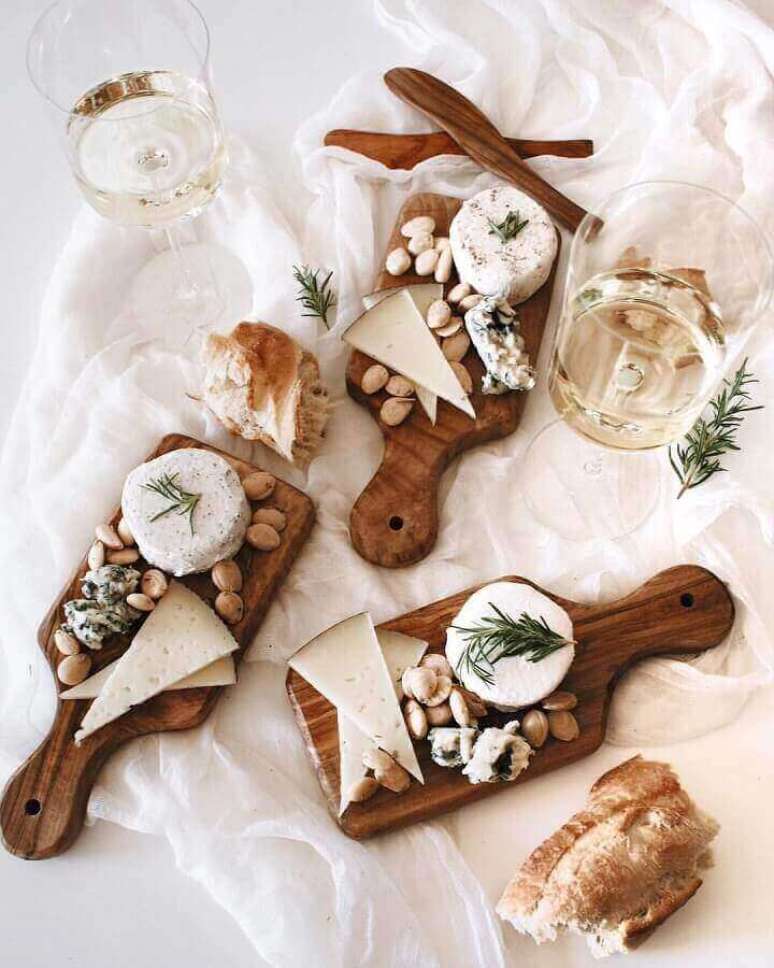 15. Decora&ccedil;&atilde;o delicada e com estilo escandinavo para mesa de frios para festa com pequenas t&aacute;buas de madeira &ndash; Foto: Enjoy by Paula