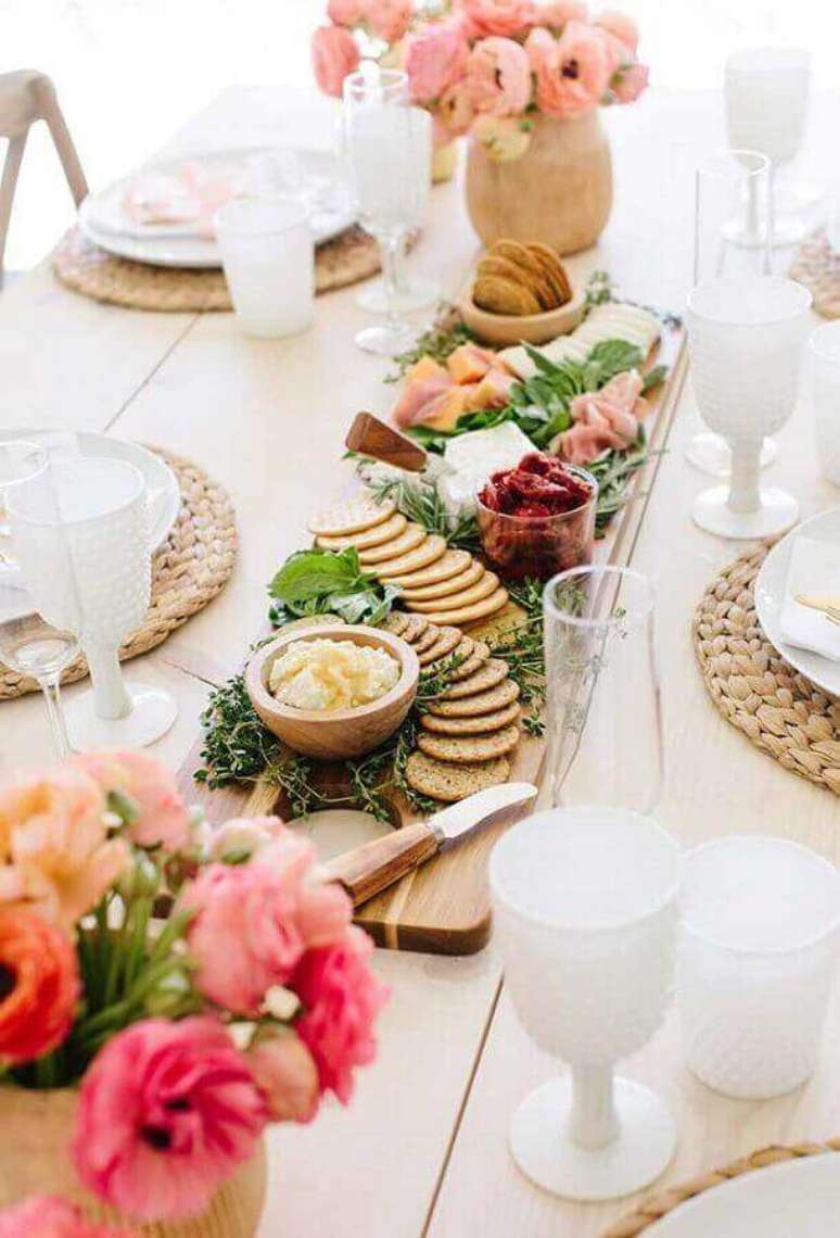 30. Não se esqueça de utilizar arranjos de flores na decoração de mesa de frios para casamento – Foto: The TomKat Studio
