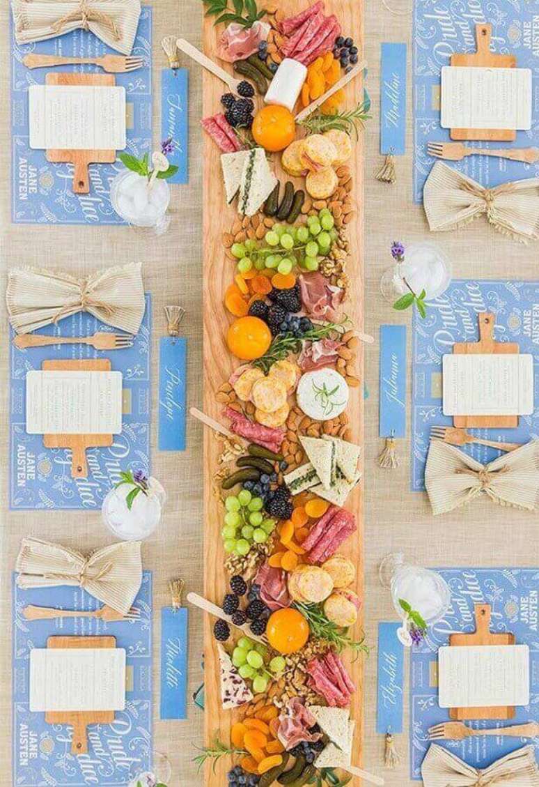 43. Decora&ccedil;&atilde;o r&uacute;stica com mesa de frios para festa &ndash; Foto: Evensi