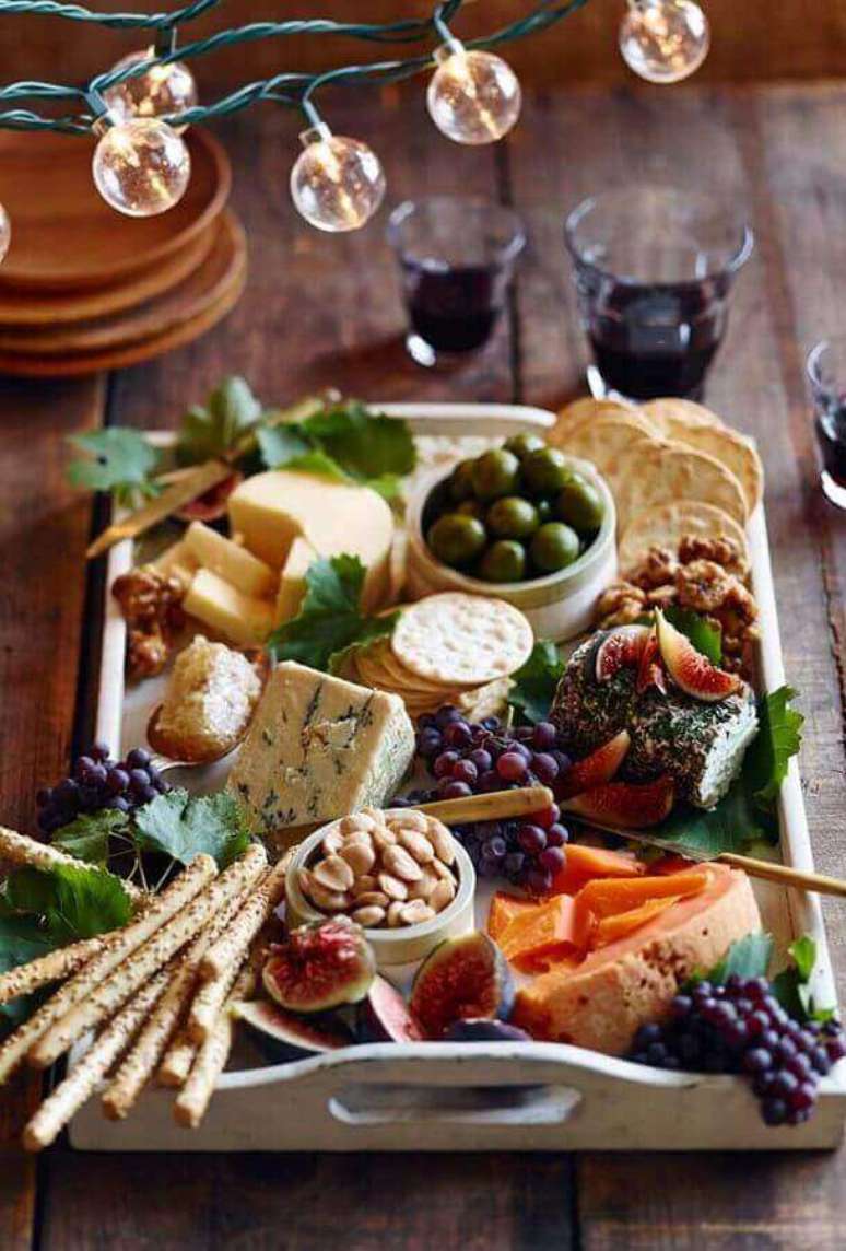48. Decora&ccedil;&atilde;o r&uacute;stica para mesa de frios e frutas com bandeja de madeira &ndash; Foto: Pinterest