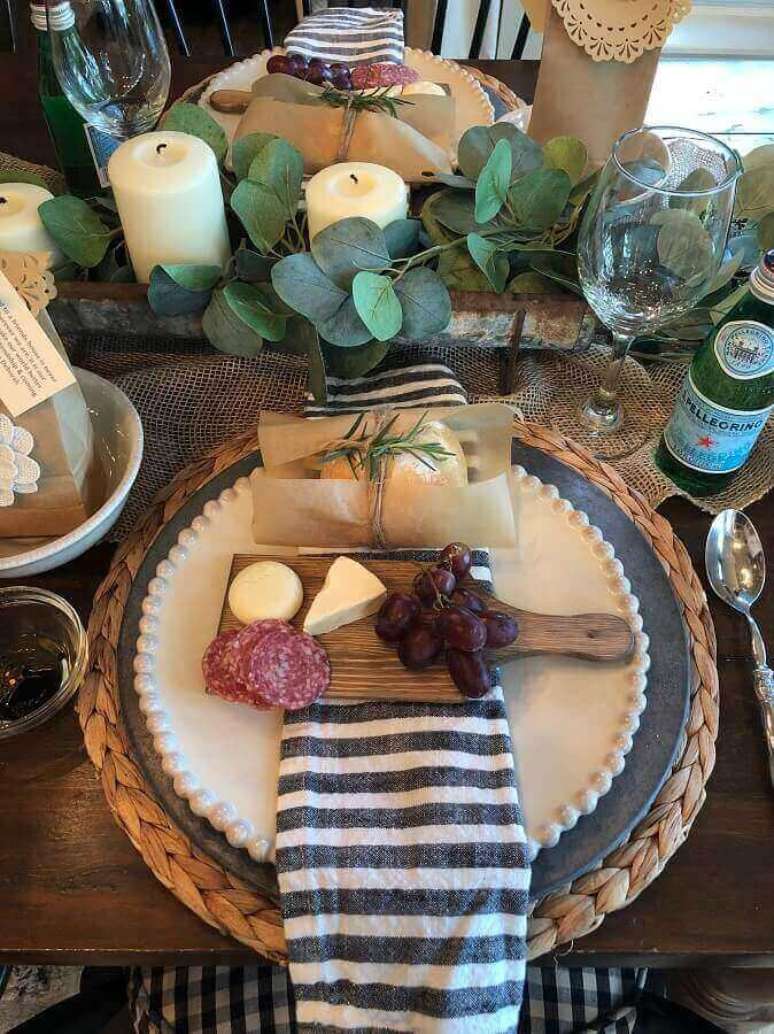 11. Decoração rústica com mesa de frios para casamento com velas e folhagens – Foto: Pinterest