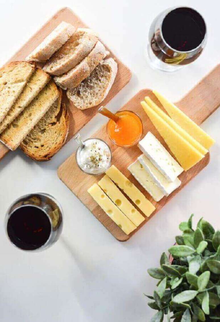 26. N&atilde;o se esque&ccedil;a dos p&atilde;es na decora&ccedil;&atilde;o das mesas de frios &ndash; Foto: Pinosy