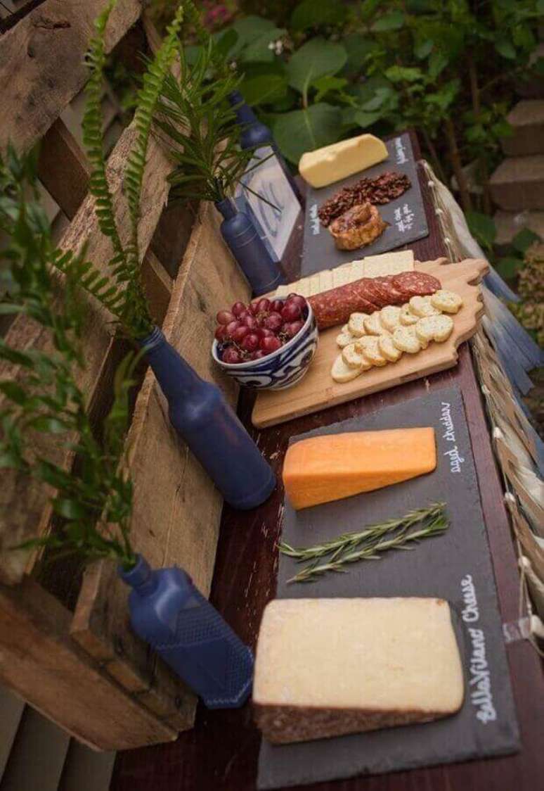 29. Decora&ccedil;&atilde;o simples para mesa de frios para festa &ndash; Foto: Pinosy