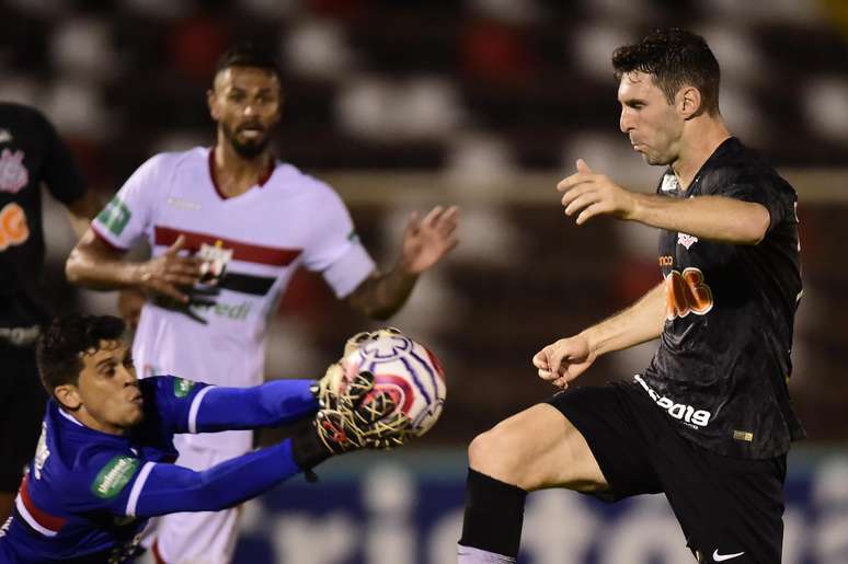 Boselli disputa bola com o goleiro do Botafogo-SP no lance do gol