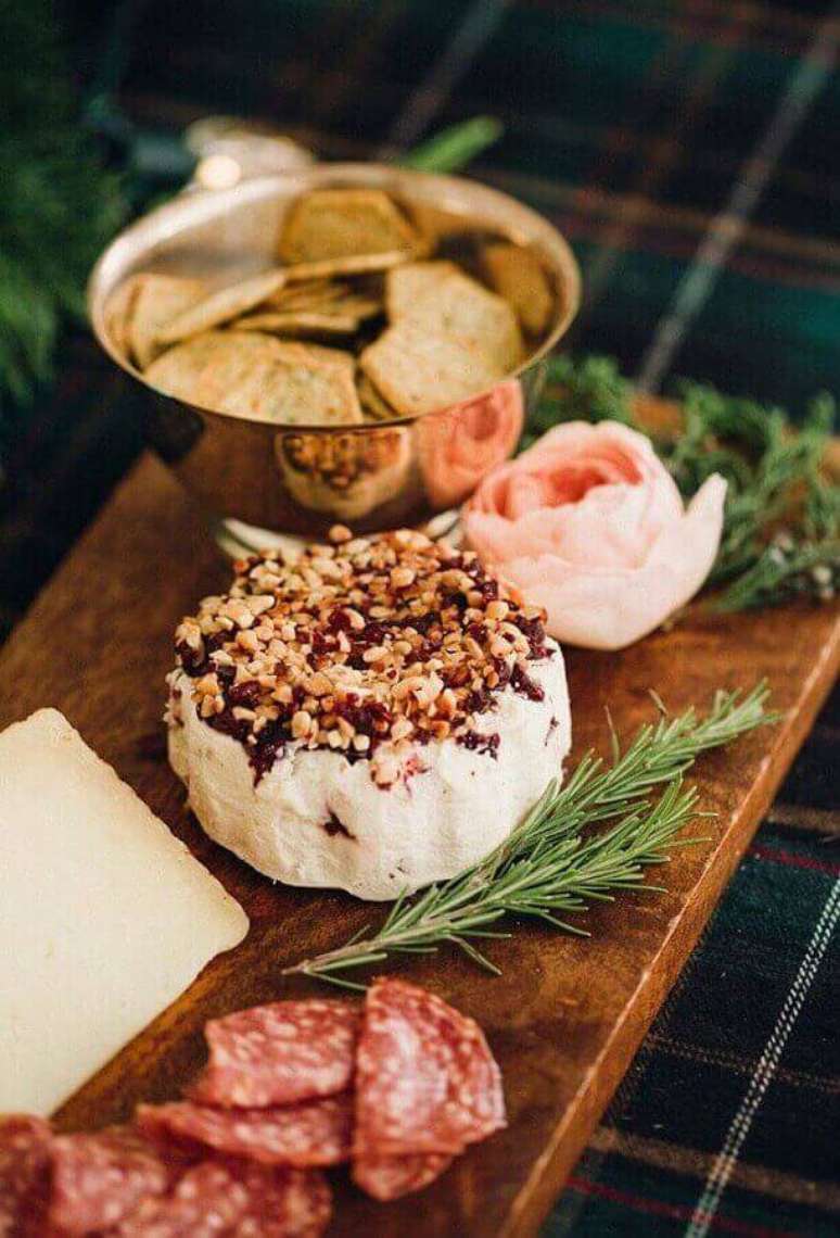 20. Ideia de decora&ccedil;&atilde;o para mesa de frios simples com t&aacute;bua de madeira &ndash; Foto: Pinterest