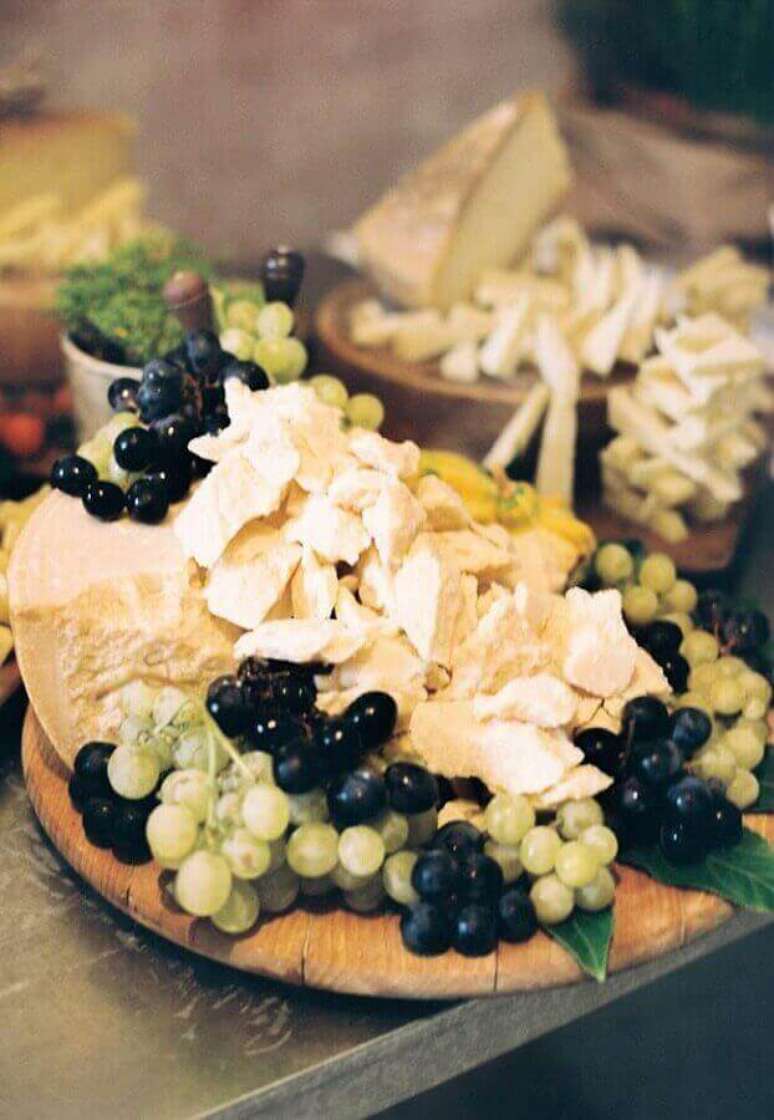 42. Mesa de frios e frutas com decora&ccedil;&atilde;o simples &ndash; Foto: Pinterest