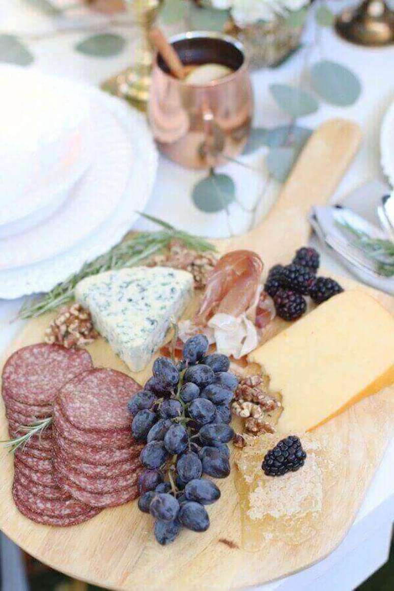 46. Utilize folhagens para dar um toque especial a decora&ccedil;&atilde;o de mesas de frios para festa &ndash; Foto: Sparkle Media