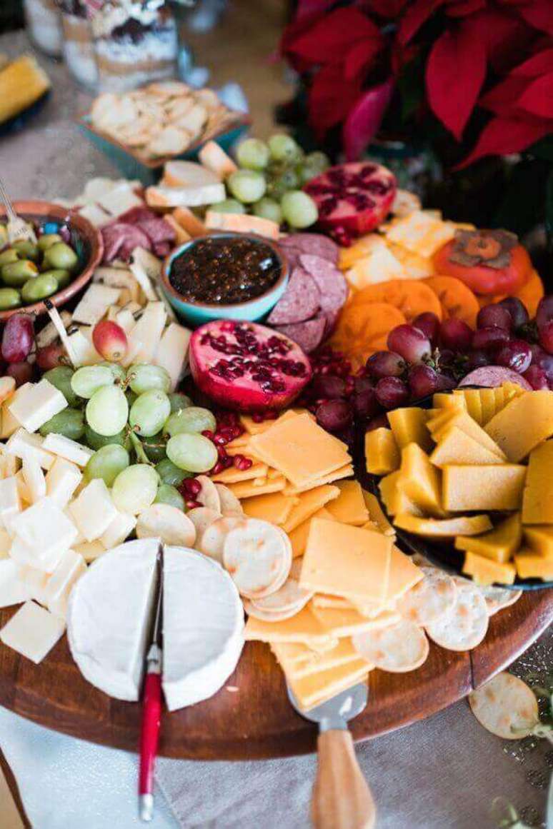 69. Decora&ccedil;&atilde;o de mesas de frios e frutas com t&aacute;bua de madeira redonda &ndash; Foto: Muy Bueno Cookbook