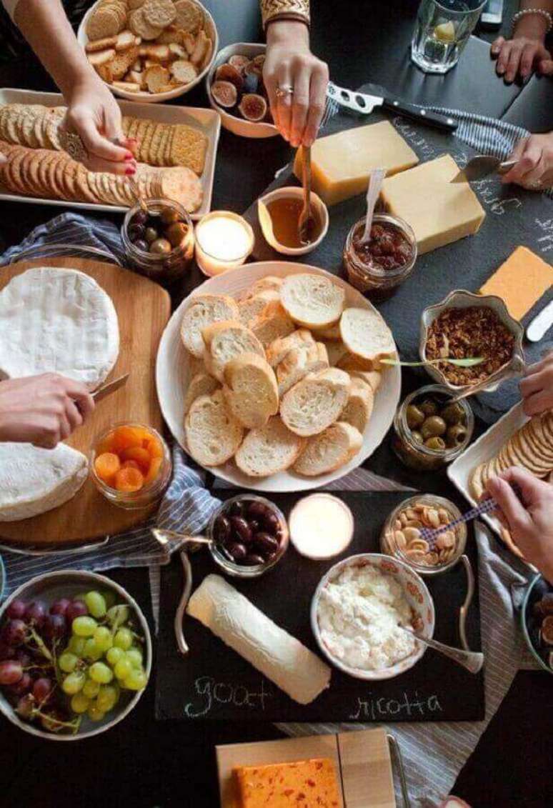 71. Uma das dicas de como montar uma mesa de frios &eacute; sempre deixar a disposi&ccedil;&atilde;o dos convidados facas e espatulas &ndash; Foto: Assetproject