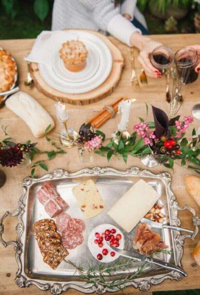 23. Bandejas de prata e tábuas de madeira rústica são presença garantida na mesa de frios para casamento – Foto: Pinterest