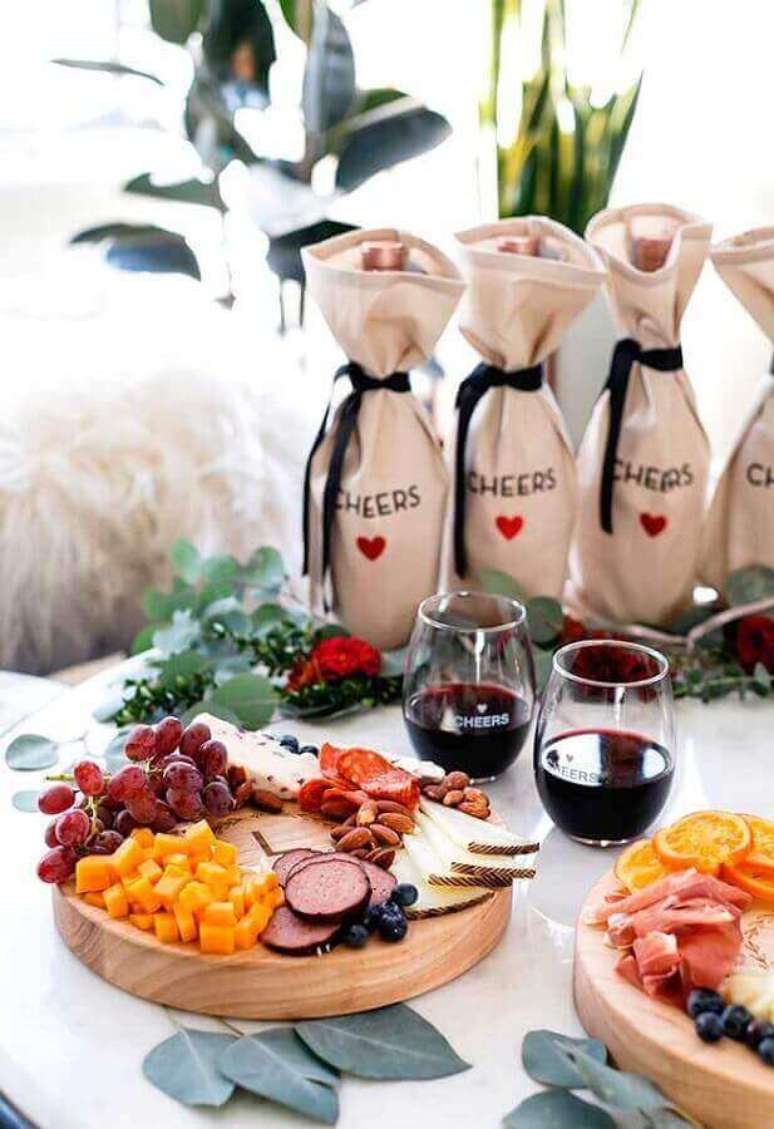 32. Vinho também é um item presente na decoração de mesas de frios e frutas – Foto: Pinterest