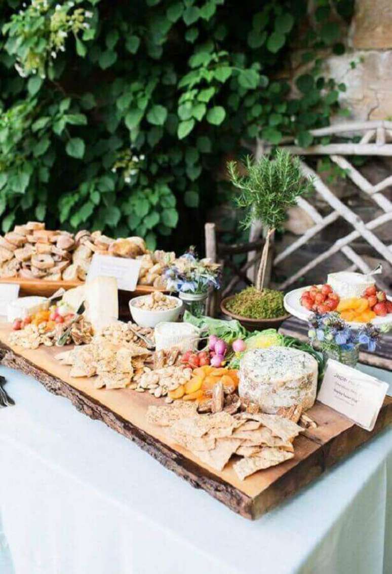 17; Decora&ccedil;&atilde;o para mesa de frios para casamento r&uacute;stica ao ar livre &ndash; Foto: Style Me Pretty