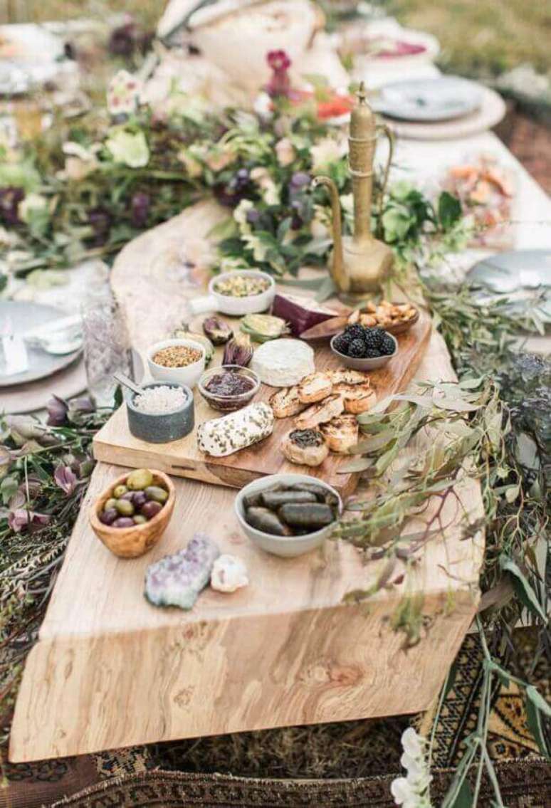 3. Detalhes r&uacute;sticos na mesa de frios para casamento &eacute; deixa o ambiente ainda mais charmoso &ndash; Foto: Assetproject