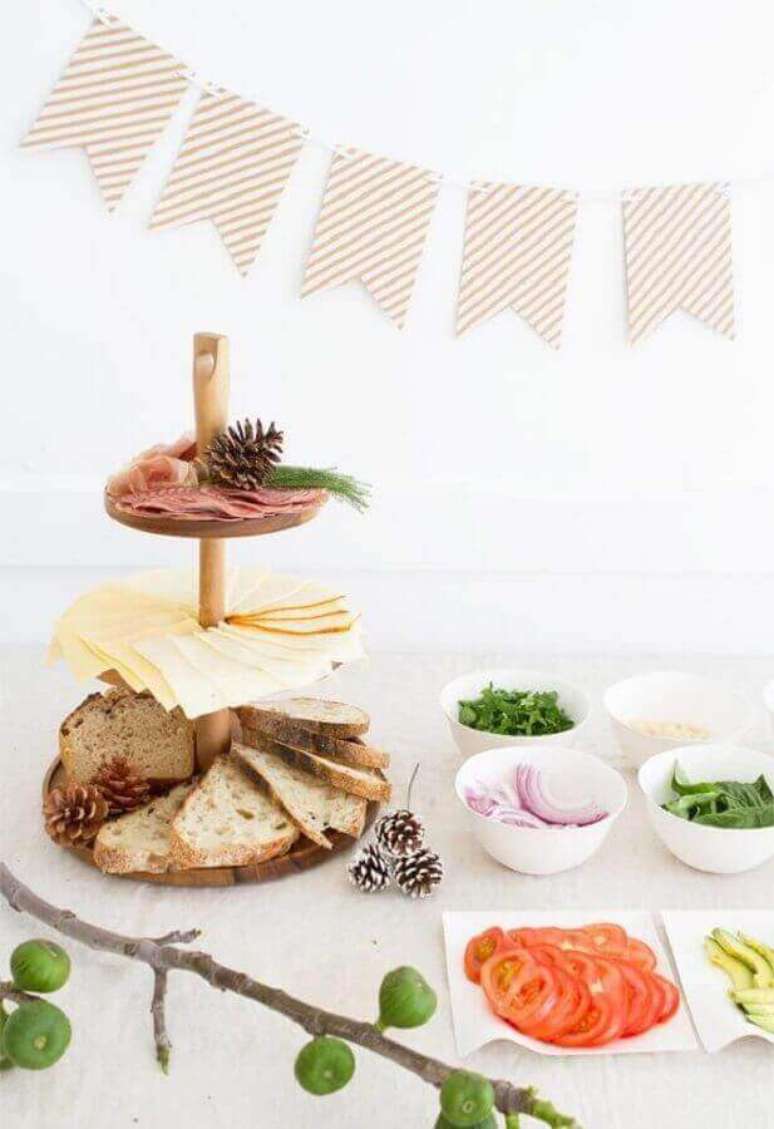 35. Decora&ccedil;&atilde;o para mesa de frios para festa clean &ndash; Foto: Pinterest