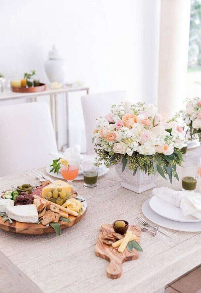 37. Os arranjos de flores deram um toque delicado a mesa de frios para festa de casamento – Foto: Pinterest