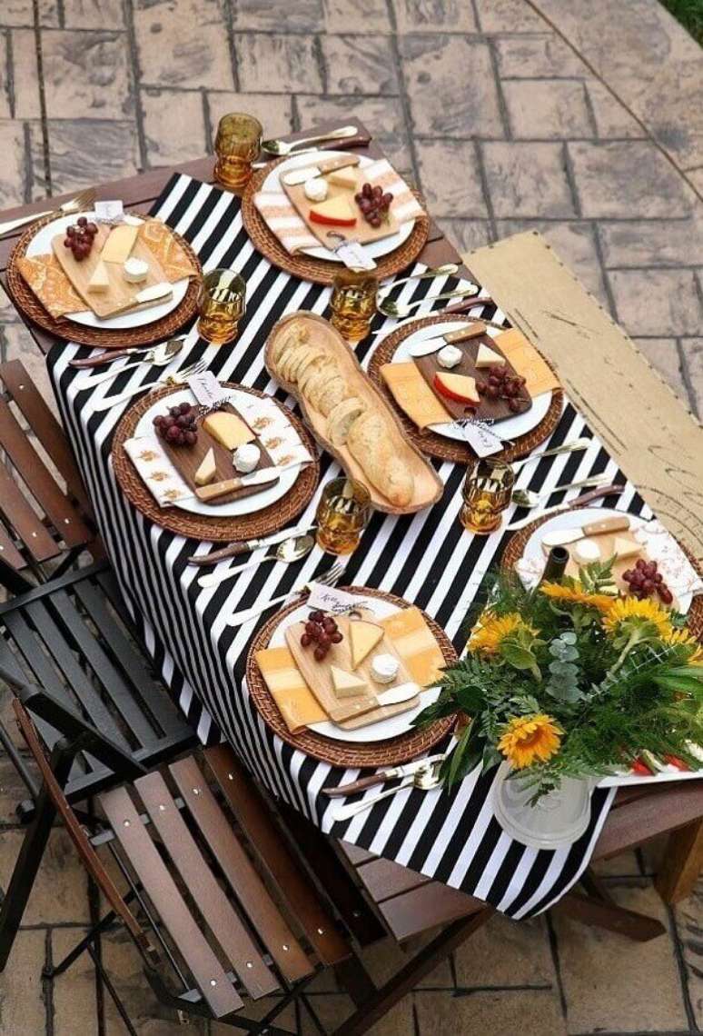 4. Decoração com mesa de frios para festa com tábua individual para cada convidado – Foto: Pinterest