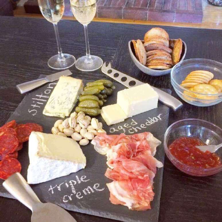 67. Decora&ccedil;&atilde;o moderna para mesas de frios simples &ndash; Foto: Crunchy Salty Sweet