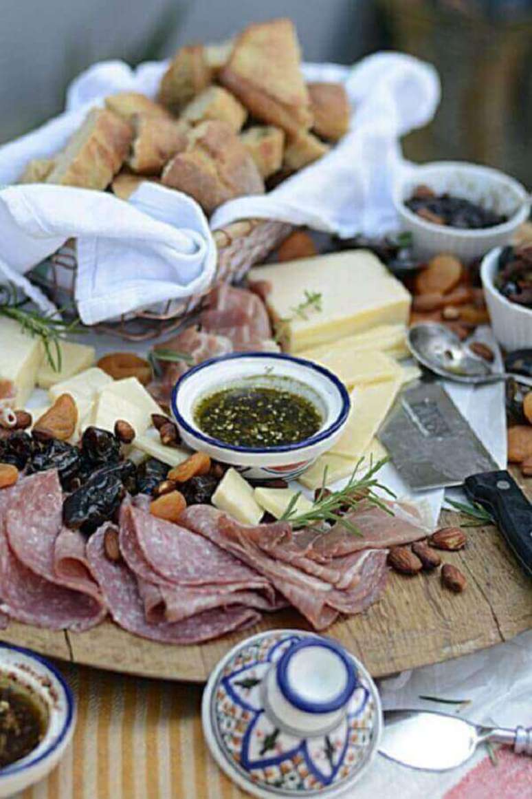 58. Decora&ccedil;&atilde;o de t&aacute;bua de frios simples com cesta de p&atilde;es &ndash; Foto: Ally&rsquo;s Kitchen