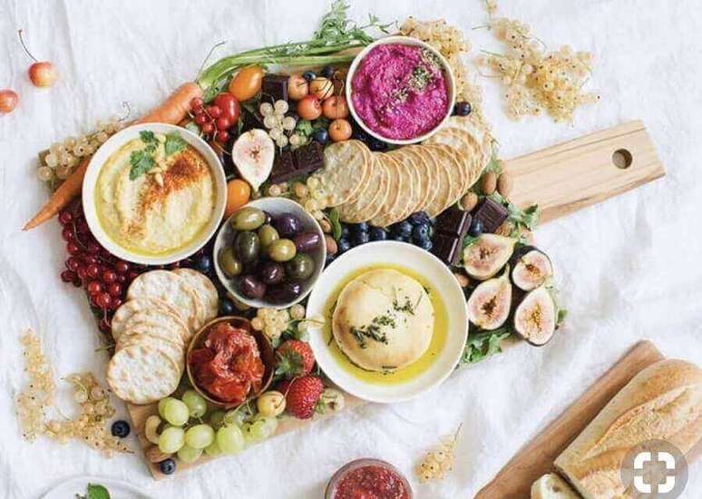 59. T&aacute;buas de madeira s&atilde;o super charmosas para a decora&ccedil;&atilde;o de mesas de frios &ndash; Foto: Kitchen Decor