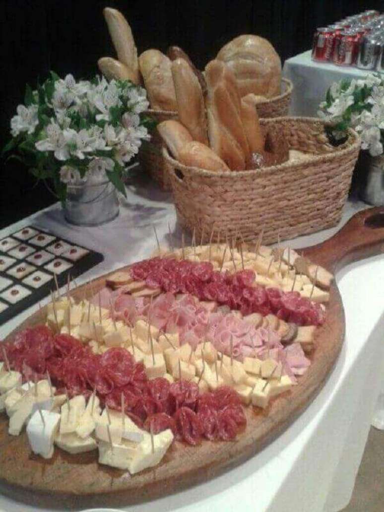 16. N&atilde;o se esque&ccedil;a da cesta de p&atilde;es nas mesas de frios para festa &ndash; Foto: Air Freshener