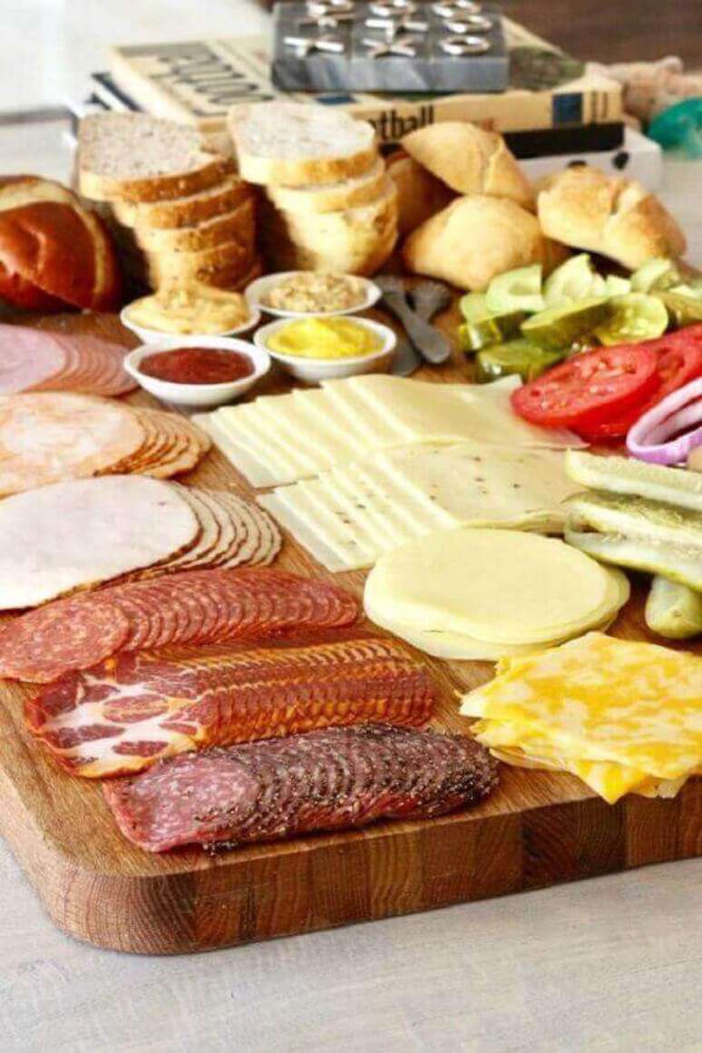 62. Saiba como montar uma mesa de frios e p&atilde;es &ndash; Foto: Pinosy