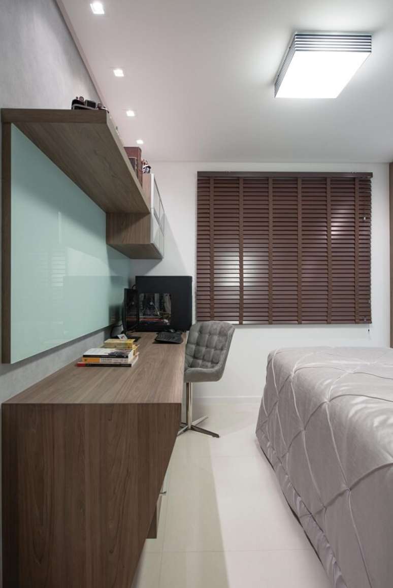 9- As cortinas persianas para quarto devem combinar com os móveis e a decoração do ambiente. Fonte: Mais Decoração