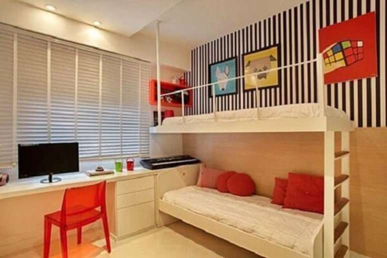 48- As persianas para quarto otimizam o espa&ccedil;o sobre a escrivaninha. Fonte: Persianet