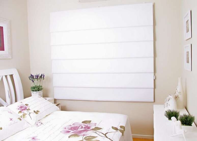 13- As cortinas persianas para quarto s&atilde;o rom&acirc;nticas e delicadas. Fonte: Decora&ccedil;&atilde;o e Projetos
