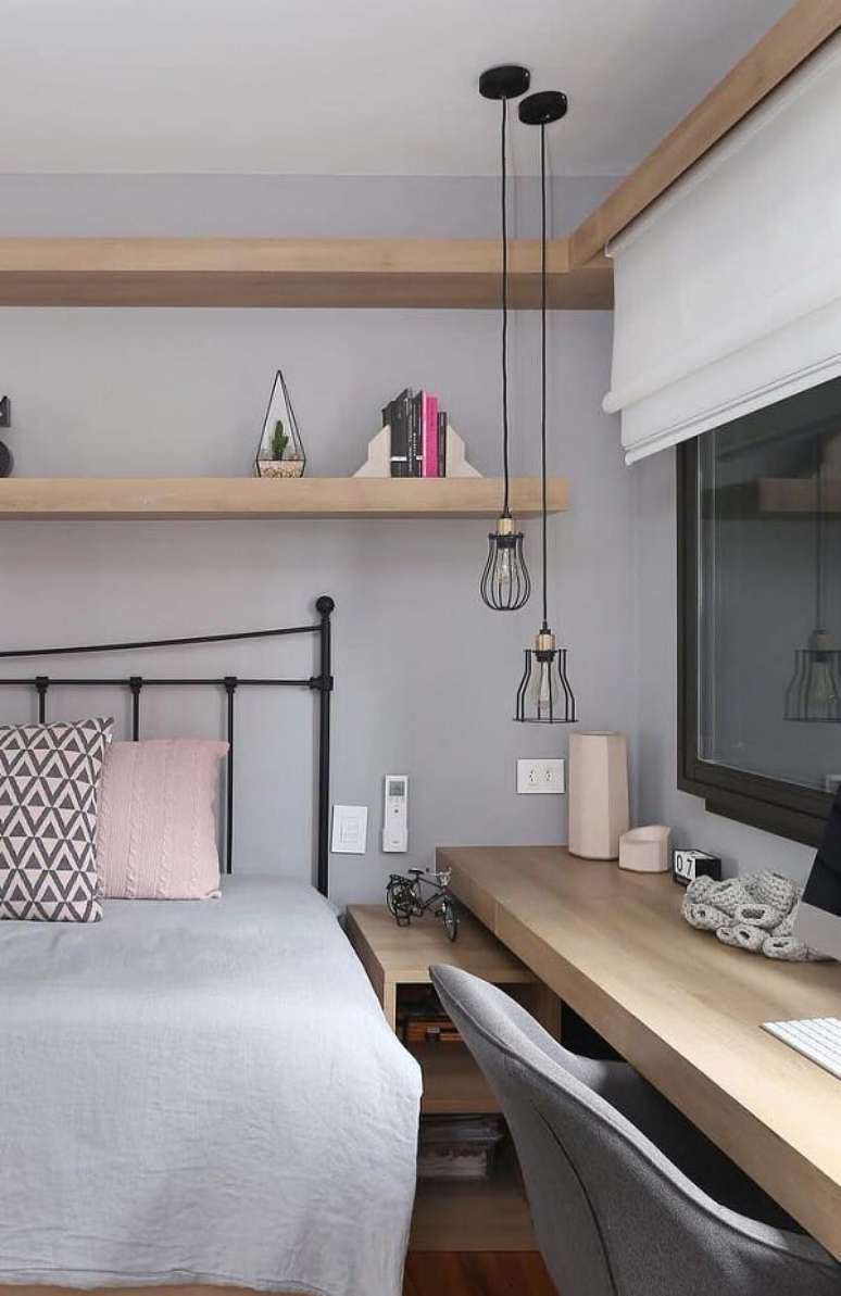 58- As persianas para quarto podem ter os trilhos embutidos em bandô de madeira ou gesso. Fonte: Pinterest