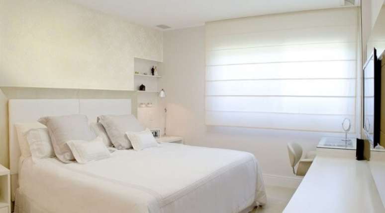 7- Os tipos de persianas para quarto mais utilizados sob cortinas de tecidos tradicionais s&atilde;o as romanas. Fonte: Patr&iacute;cia Tavares