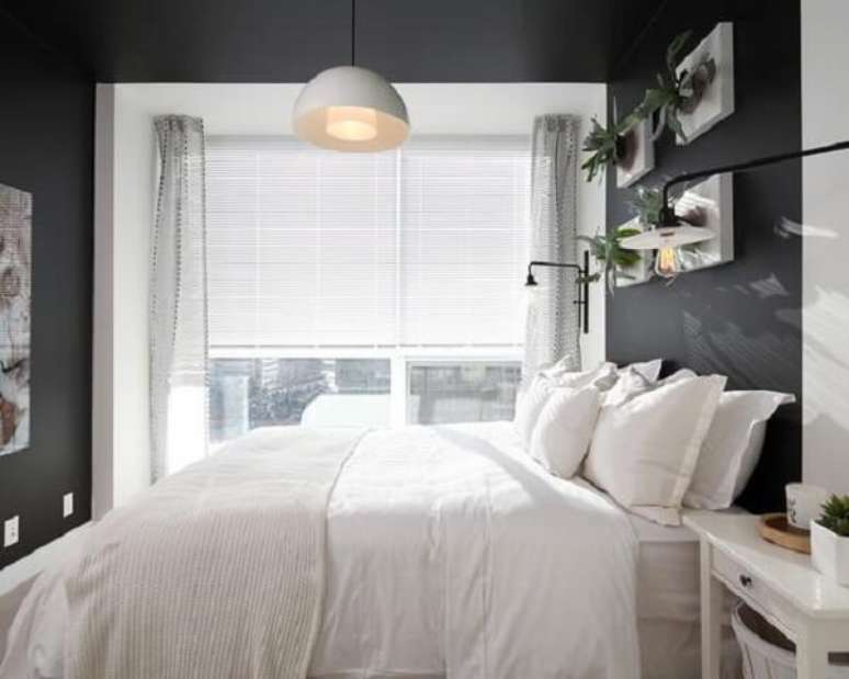 2- Na decoração com persianas para quarto de casal, o modelo escolhido foi em lâminas de alumínio na cor branca. Fonte: Pinterest