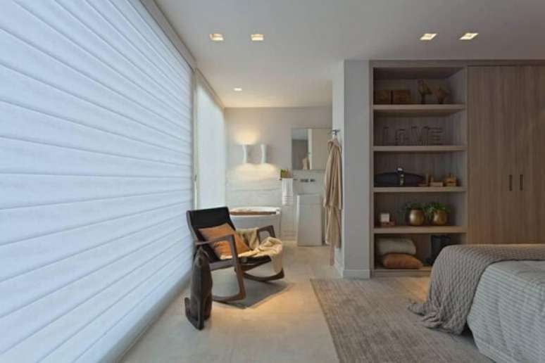 20- A luminosidade proporcionada pelas persianas para quarto de casal criam uma atmosfera agradável. Fonte: Design de Interiores e Arquitetura