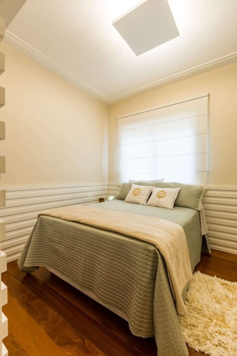 23- As cortinas persianas para quarto de casal podem ser instaladas atrás da cabeceira da cama. Fonte: By Arq & Design