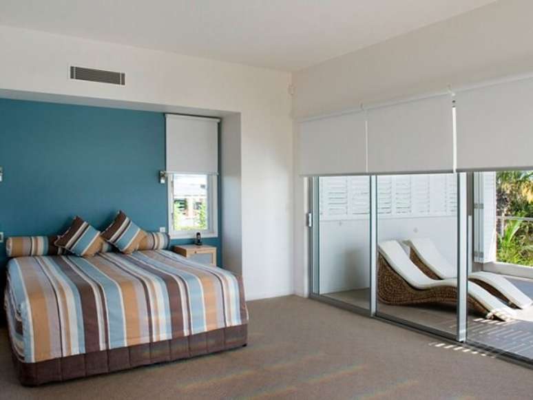 52- As persianas para quarto rol&ocirc; garantem a intimidade do dormit&oacute;rio. Fonte: Hometeka