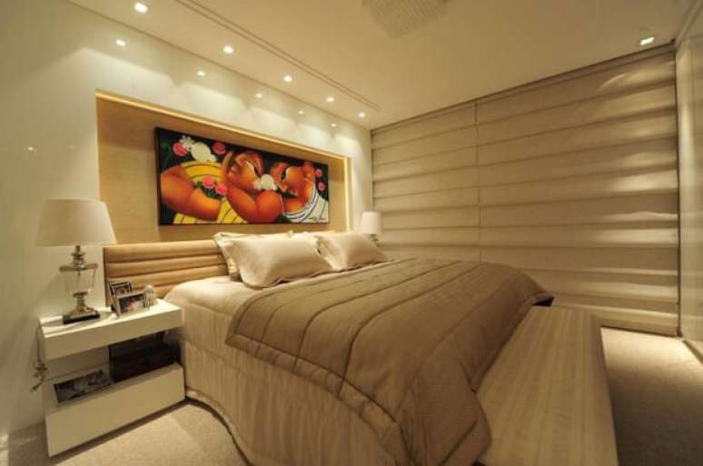 33- As persianas para quarto de casal em estilo romano acompanham os mesmos tons pasteis da decora&ccedil;&atilde;o. Fonte: Anna Maya & Anderson Schussler Arquitetura