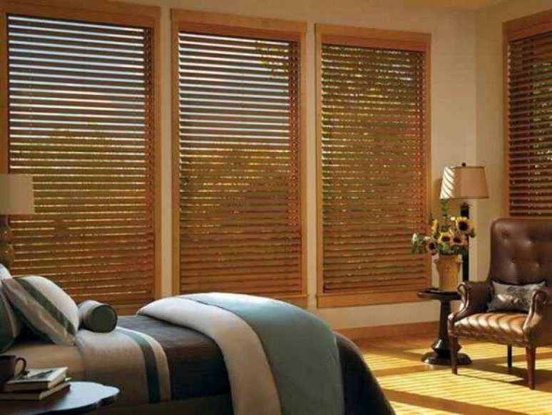 34- As persianas para quarto de casal em madeira podem ser instaladas dentro do vão das janelas. Fonte: Persianas Jotta Flex