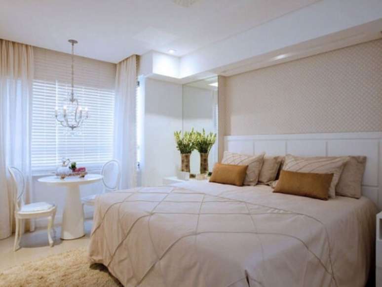 36- No estilo romântico, as persianas para quarto complementam a decoração. Fonte: Detalhe Decorações