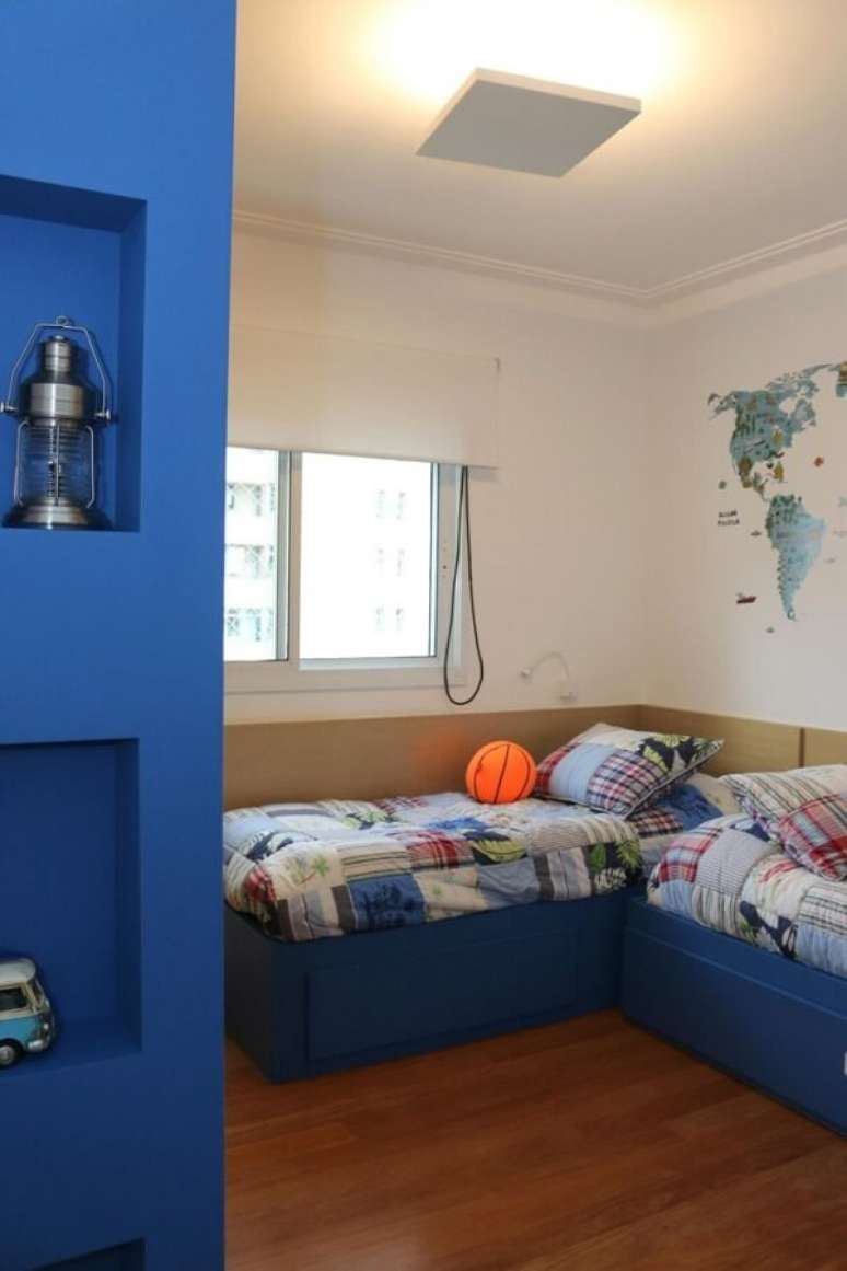 38- A persiana para quarto rol&ocirc; branca n&atilde;o interfere na decora&ccedil;&atilde;o do ambiente. Fonte: ARK&sup2; Arquitetura