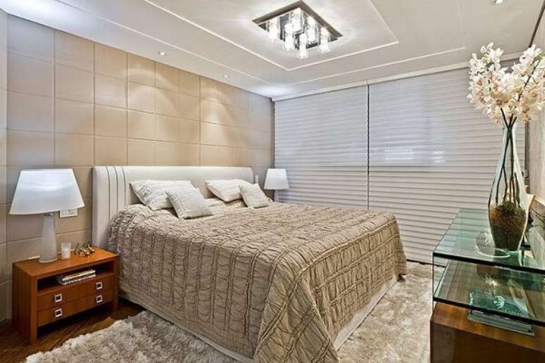 39- As persianas para quarto de casal com l&acirc;minas largas foram executadas no tamanho da parede da janela. Fonte: Pinterest