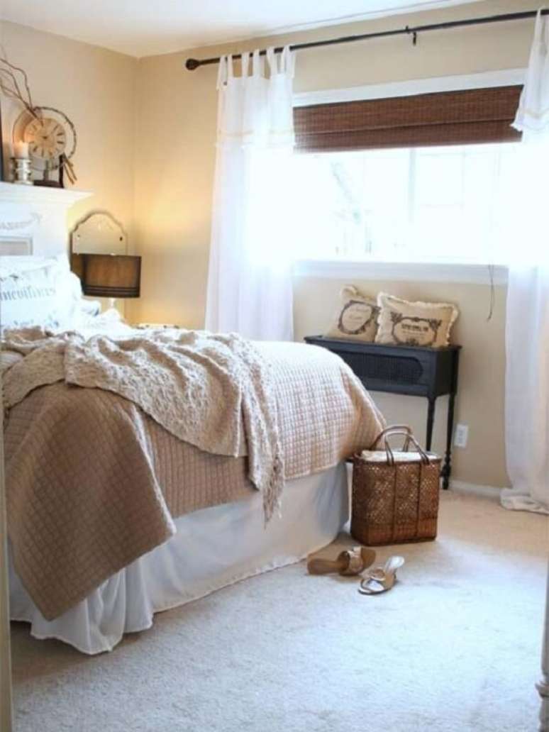 32- As persianas para quarto feitas com fibras de linho apresentam um estilo romano. Fonte: Pinterest