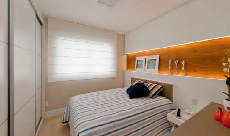 40- As persianas para quarto em estilo romano pode acompanhar os frisos do armário de roupas. Fonte: Idea Brasil