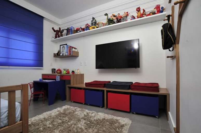 42- Na decoração, as persianas para quarto tem a mesma cor das caixas de brinquedos e mesinha. Fonte: Ana Cristina Nigro Malta