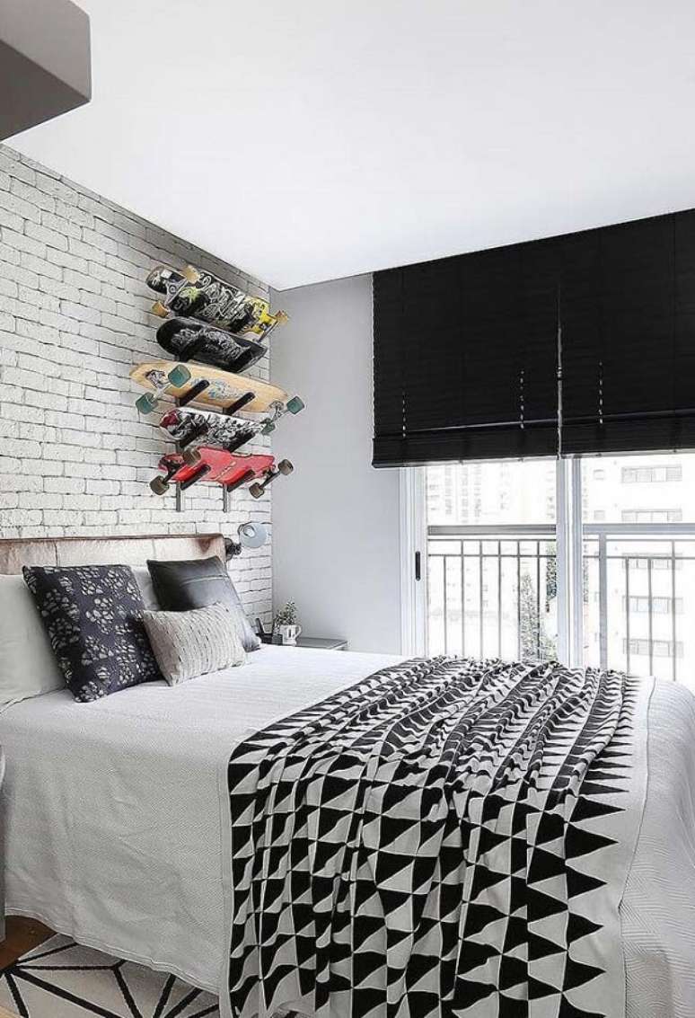 6- A persiana horizontal na cor preta complementa a decoração moderna do ambiente. Fonte: Pinterest