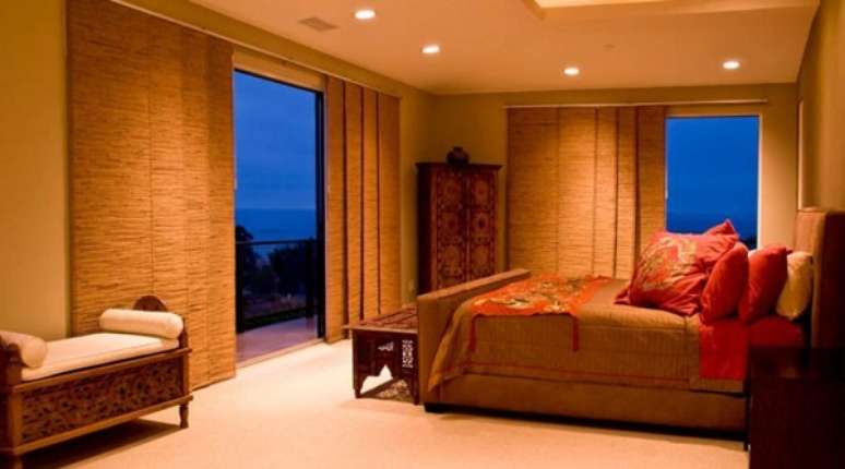 47- As persianas para quarto em estilo painel foram confeccionadas com fibras naturais. Fonte: Luana Decorações