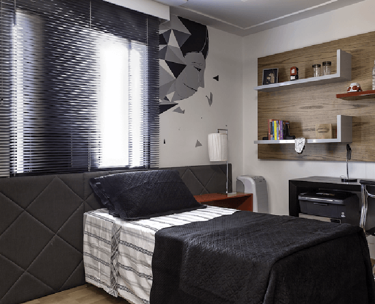 49- As persianas para quarto com l&acirc;minas estreitas e pretas podem ser instaladas dentro de um bando de madeira para cortinas. Fonte: House Up Gafisa